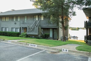 Lake Hamilton at your back door.