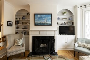 Livingroom: fireplace, TV built-ins and lots of light