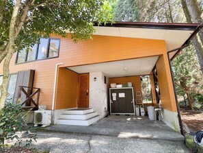 ・[Exterior] Spacious entrance. Parking space for one car available for your peace of mind.