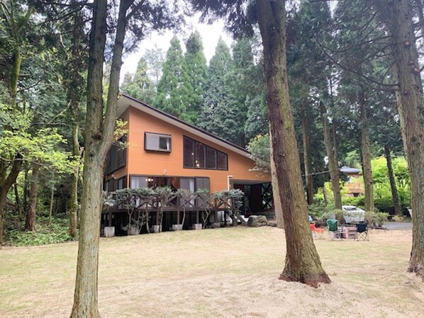 ・[Exterior] The slanted roof is distinctive. The large garden is beautifully maintained.
