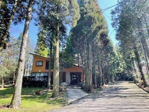 ・[Entrance to the inn] There are trees planted on both sides of the road, blending in with the natural scenery.