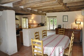 Salle à manger à manger donnant sur la cuisine
