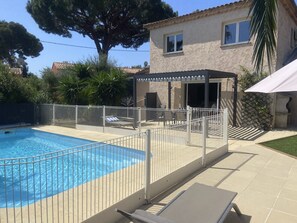 Vue sur piscine sécurisée