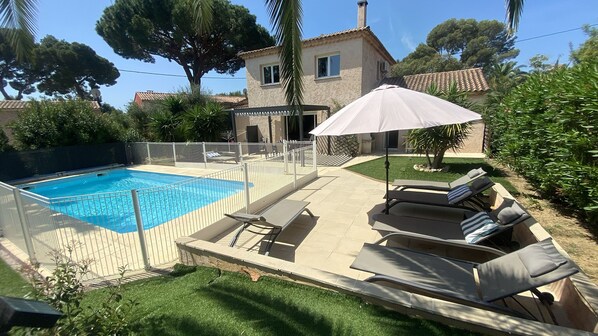 Vue sur jardin, piscine et solarium