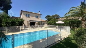 Vue sur jardin et piscine