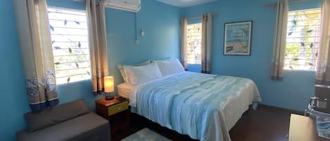 Ocean King Deluxe room with 1 king size bed and 1 single pull out futon