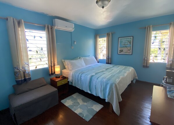Ocean King Deluxe room with 1 king size bed and 1 single pull out futon