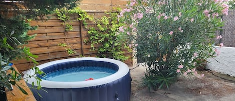 Outdoor spa tub