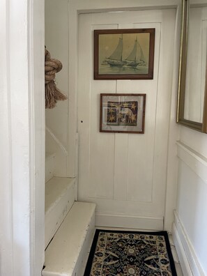 To upstairs 