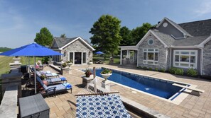 Guest access to heated pool with lights, sauna, poolhouse, gas grill ...