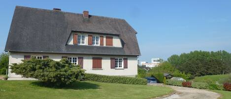 Vue prise à partir de l'entrée dans la propriété. 