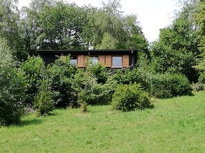 Die Hütte liegt an einem steilen Hang