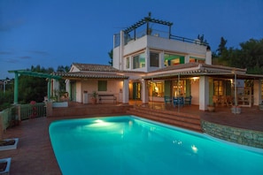 Swimming pool & Villa