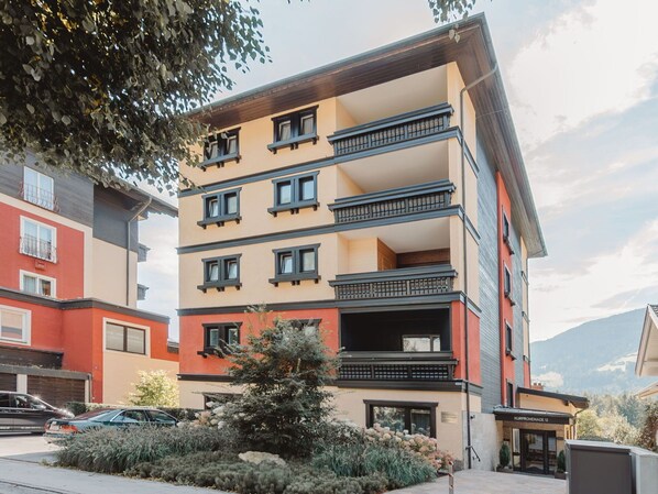 Plant, Building, Daytime, Property, Window, Cloud, Sky, Urban Design, Tree, Condominium