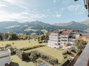 Himmel, Wolke, Daytime, Gebäude, Berg, Pflanze, Urban Design, Baum, Nachbarschaft, Landschaft