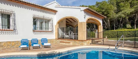 Agua, Nube, Cielo, Planta, Propiedad, Ventana, Piscina, Edificio, Azur, Árbol