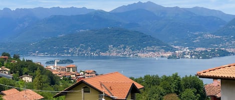 fantastischer Blick auf den Lago Maggiore und die umliegenden Berge