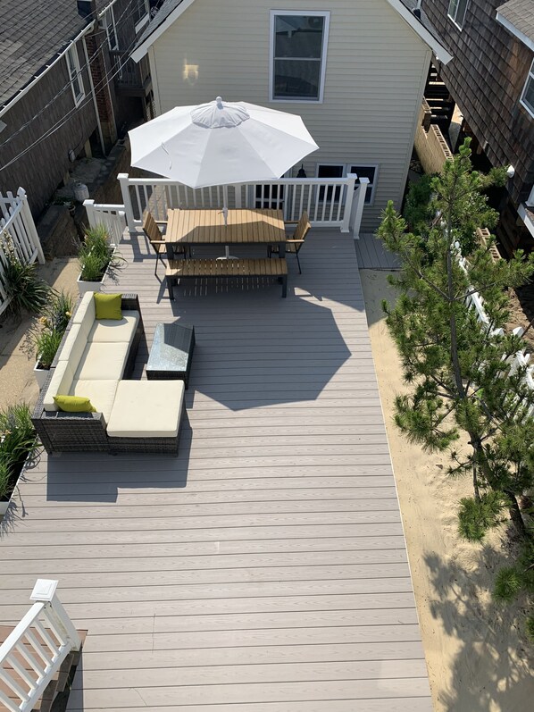 Fabulous back deck! You can hear the ocean!