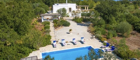 Large private garden and swimming pool