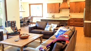 Spacious living room, great for groups