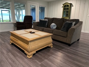 Queen size pull out couch