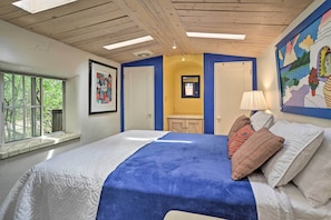 Studio | Queen Bed | Linens Provided