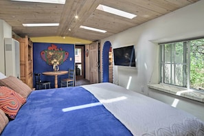 Single-Story Studio | Self Check-In | Smart TV | Free WiFi