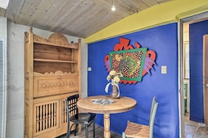 Dining Area | On-Site Trail Access | 2 Mi to Santa Fe Plaza