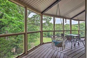 Outdoor Space | Screened-In Porch