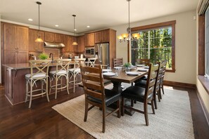 Bootjack Inn - Seating for 8 at the table with an additional 4 at the kitchen bar.
