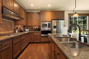 Bootjack Inn - Fully stocked Chef's Kitchen