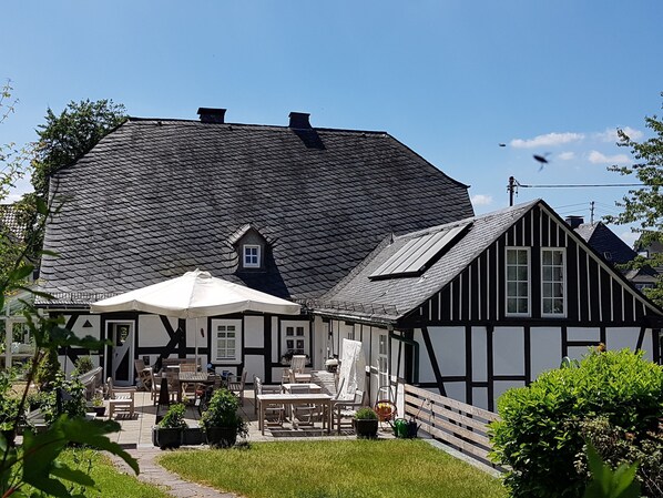 Ferienwohnung 1, 110qm, 2 Schlafzimmer, 2 Personen bis max. 6 Personen-Blick auf Terrasse und Ferienwohnung (rechts)