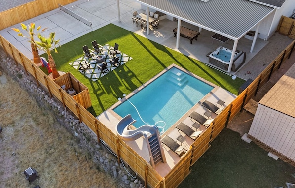 Private Pool w/slide, hot tub, firepit, pickleball, pool table, ping pong, VIEWS