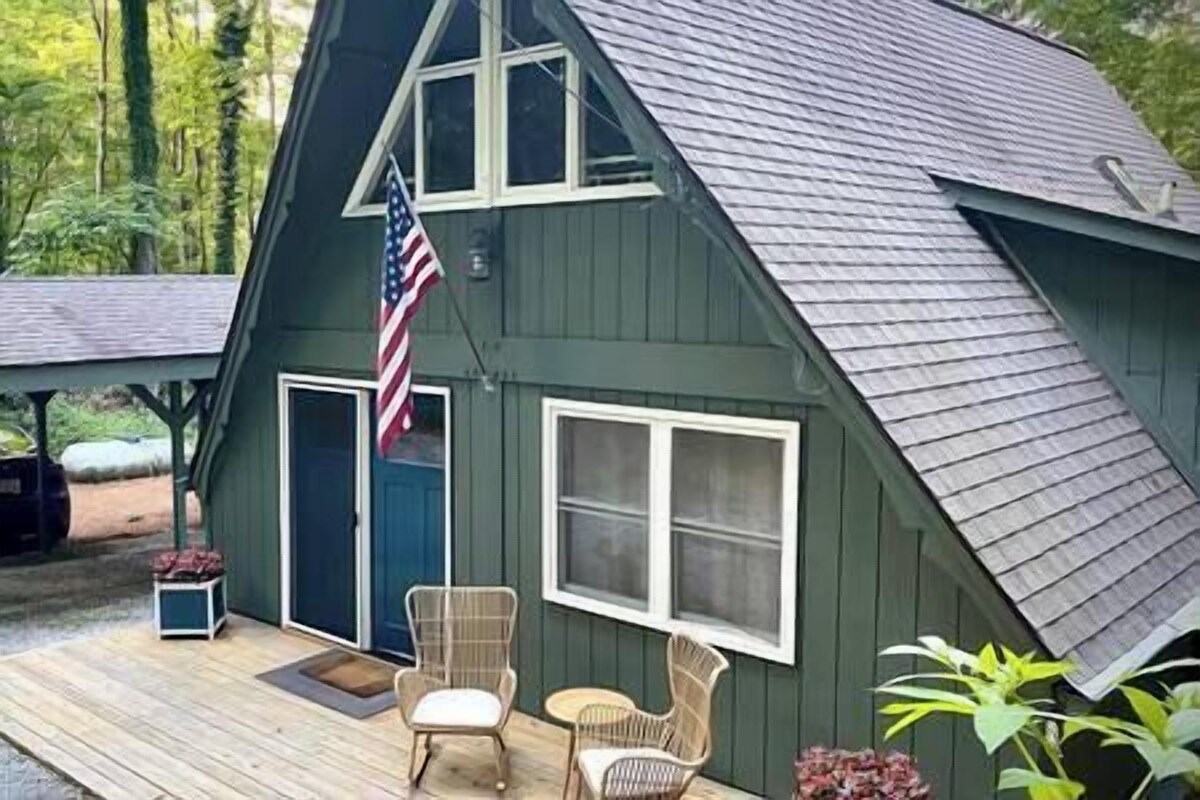 Cozy Cottage w Hot Tub, 5 min walk to Main St