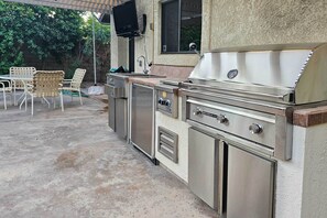 Outdoor Kitchen | Smart TV