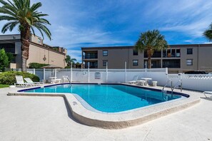 Community Amenities | Outdoor Pool