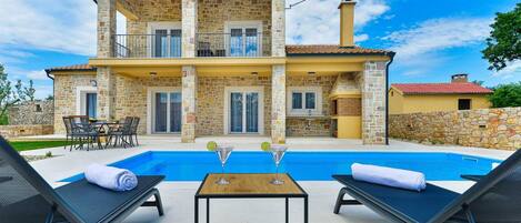 Villa with heated pool, terrace, wheelchair adapted 1st floor