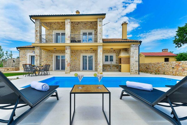 Villa with heated pool, terrace, wheelchair adapted 1st floor