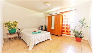 Fare Mokai to rent for holidays in NUKU HIVA