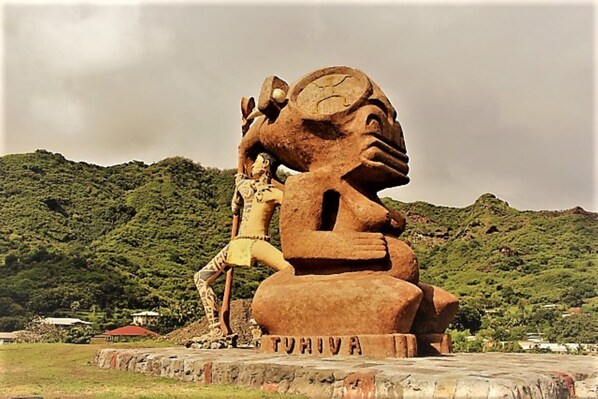 Rent Fare Mokai and visit the NUKU HIVA sites