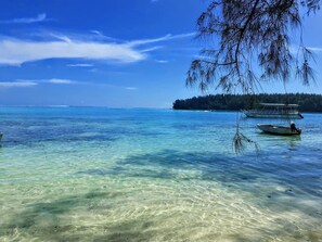 Blick auf Motu vom Strand