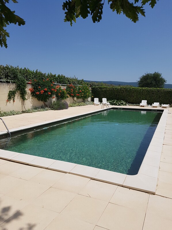 Grande piscine 15 X 5 Mètres, partagée avec nos trois autres gîtes
