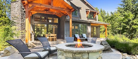 Rocking Chair Retreat - Fabulous outdoor living space at Rocking Chair Retreat!