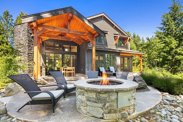 Rocking Chair Retreat - Fabulous outdoor living space at Rocking Chair Retreat!