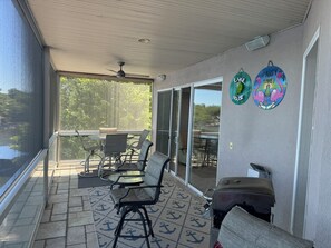 Screened Patio, Gas Grill, Seating for 8
