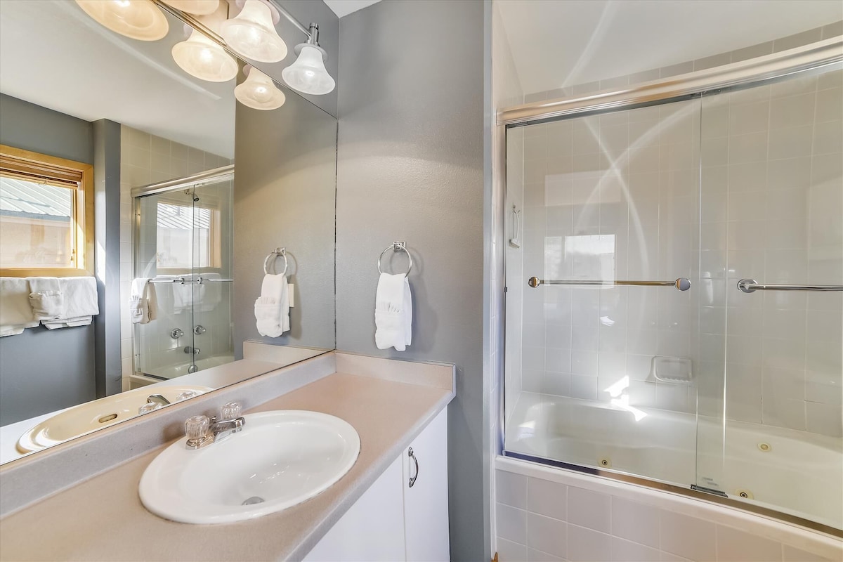 2 Bedroom Lagoon Townhome with Awesome Lake Views!!