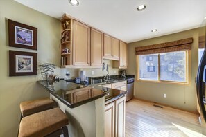 LG736D Kitchen