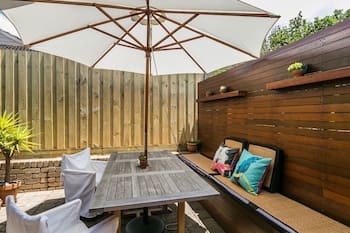 Located right in the best area of Central Torquay