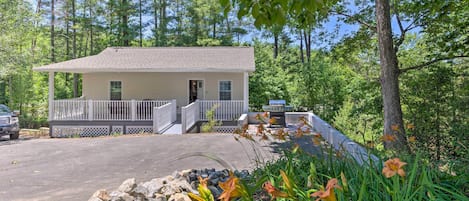 Come visit this 2 bedroom, 1-bathroom home in Weaverville!
