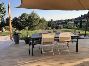 Terrasse villa ....Vue imprenable sur le village et le massif des Maures 
